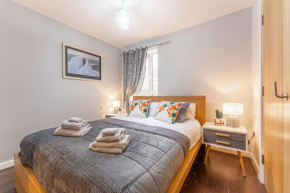 CITY CENTRE FLAT Ideal For Contractors, Families & Relocators - Disable People Welcome - Free Parking, Fast Wifi, Smart TV And 2 Bathrooms, 7min walk from Train Station!